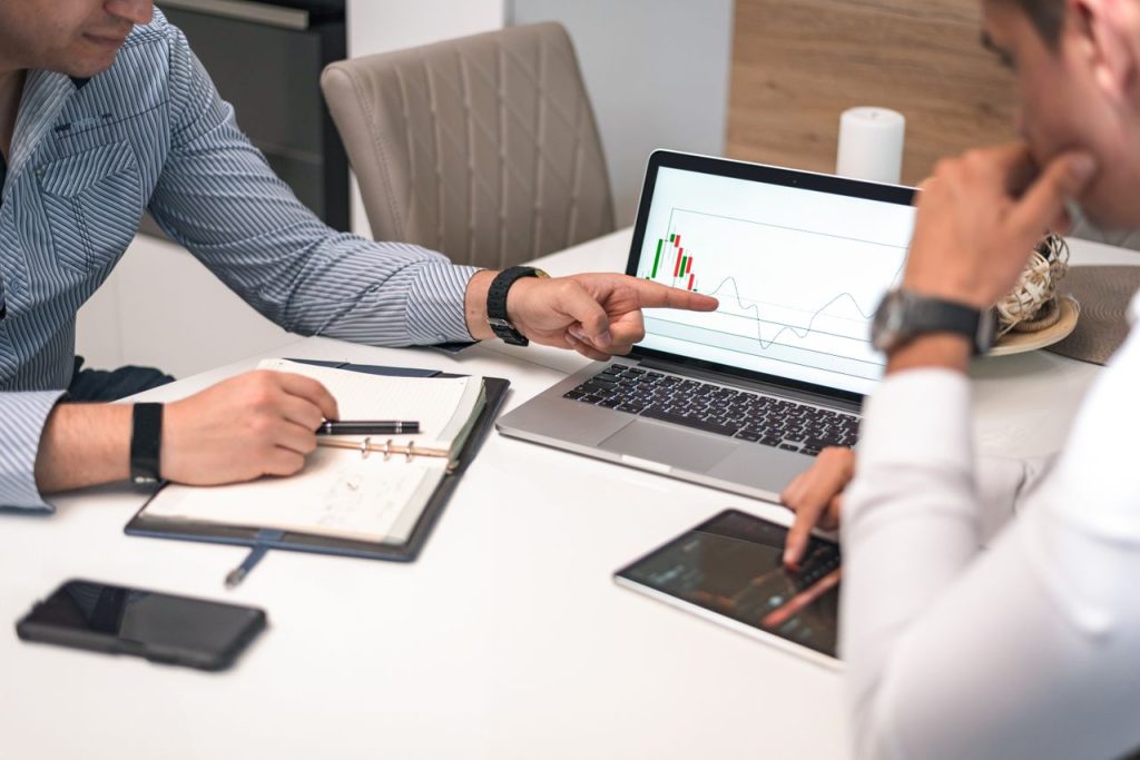 Profesionales que trabajan de forma colaborativa