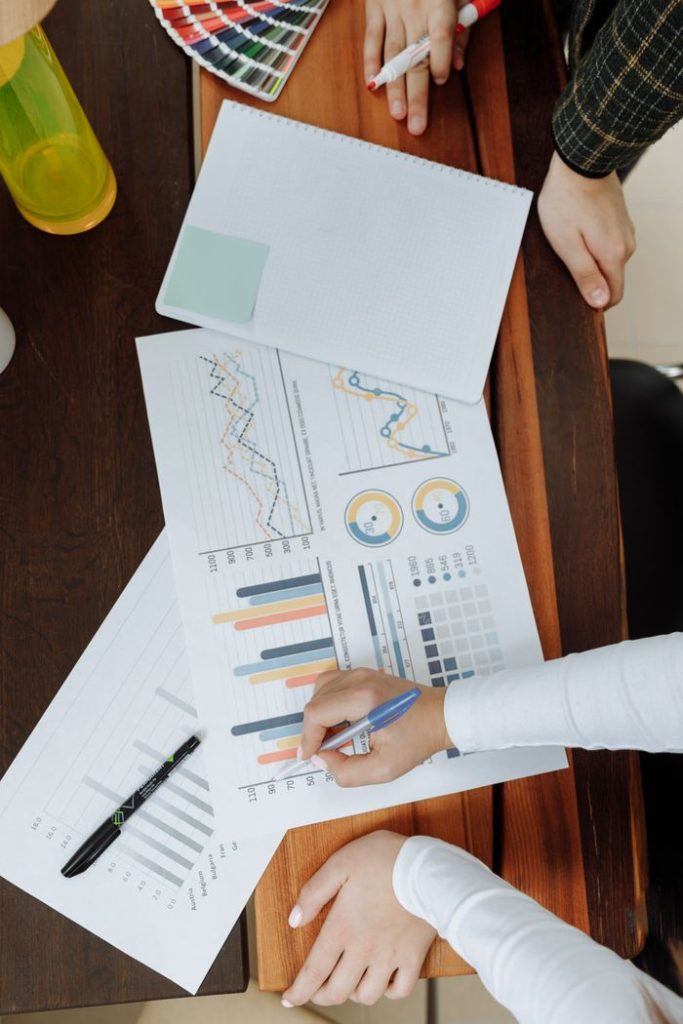 Equipo analizando indicadores financieros y operativos