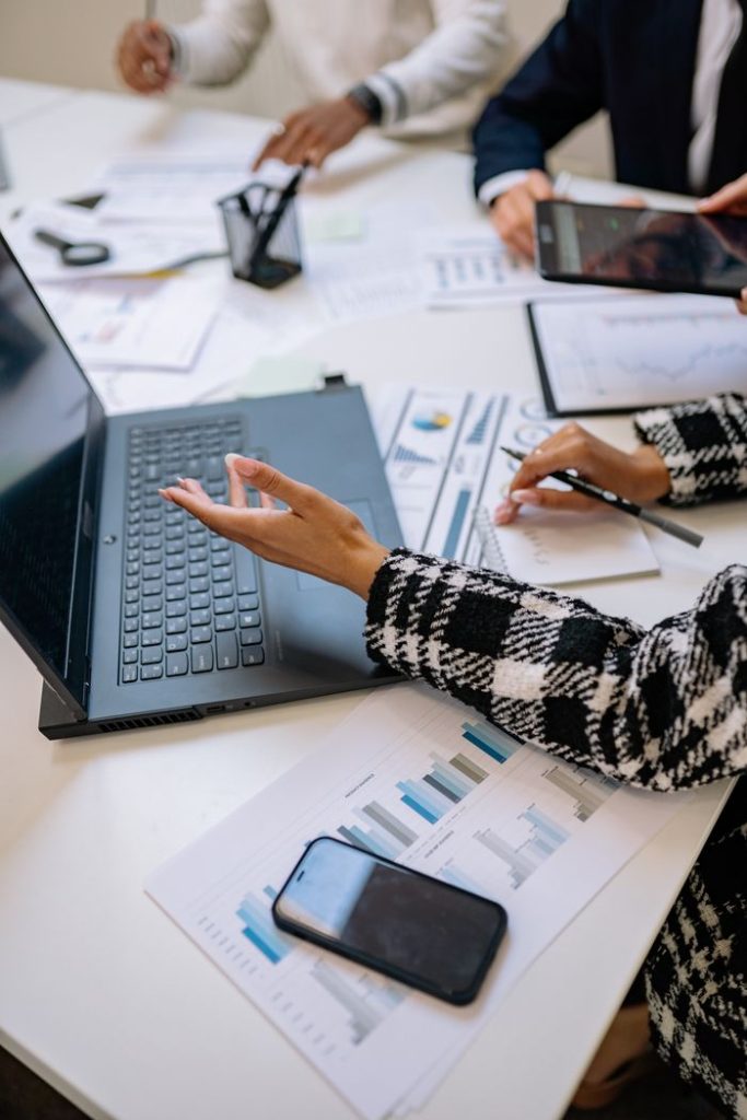 Profesionales realizando un diagnóstico empresarial