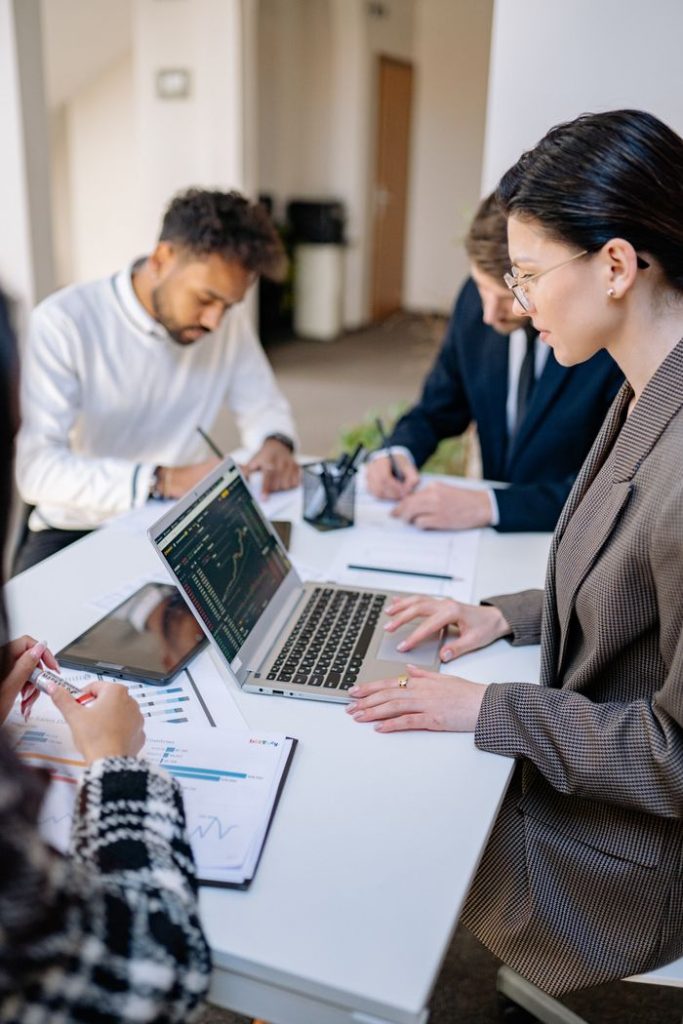 Equipo emprendedor trabajando en el desarrollo de su negocio